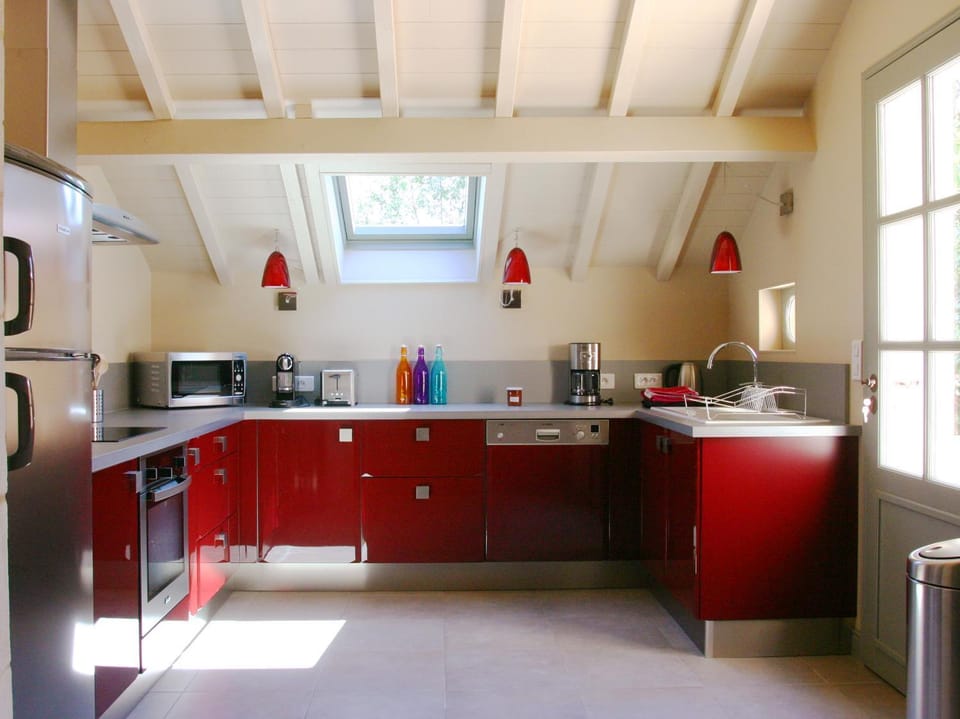 Coffee/tea facilities, Kitchen or kitchenette, dishwasher, oven, stove