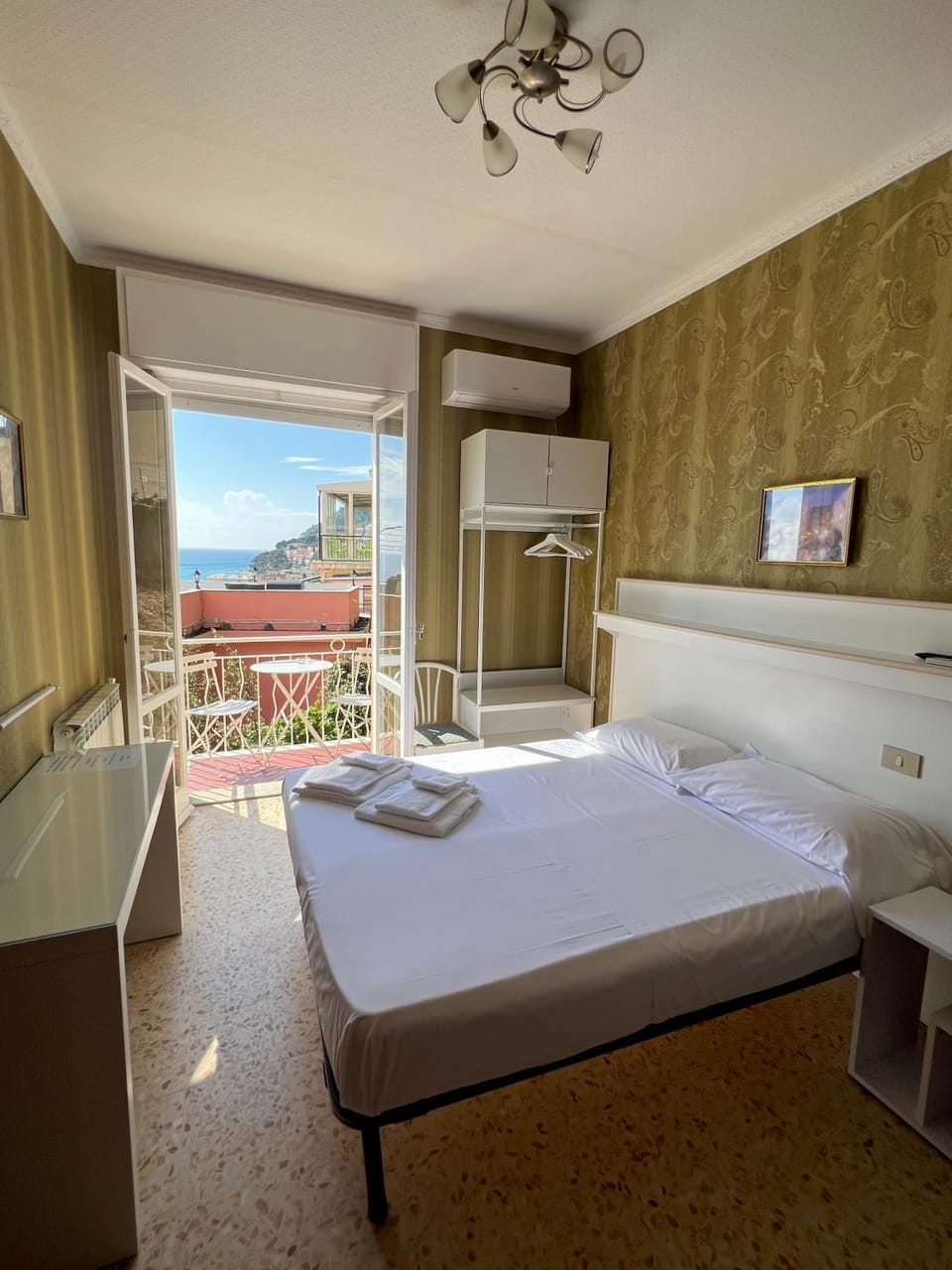 Bed, TV and multimedia, View (from property/room), Balcony/Terrace, Photo of the whole room, Bedroom, Mountain view, Sea view, hair dresser, heating, towels, wardrobe, air conditioner