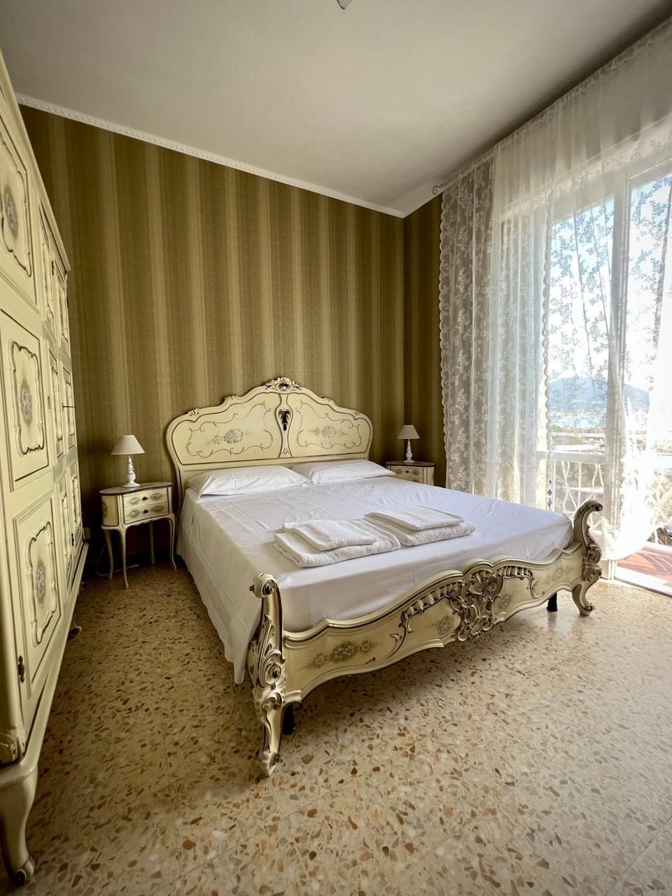 Bed, View (from property/room), Balcony/Terrace, Photo of the whole room, Bedroom, Mountain view, Sea view, heating, internet, microwave, towels, wardrobe