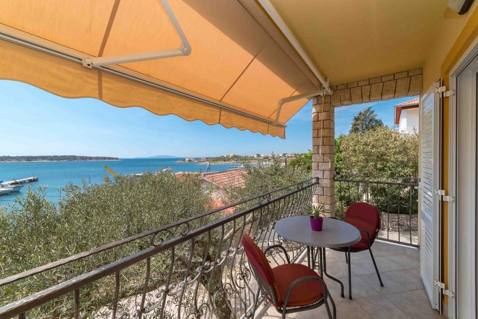Property building, Balcony/Terrace, Sea view