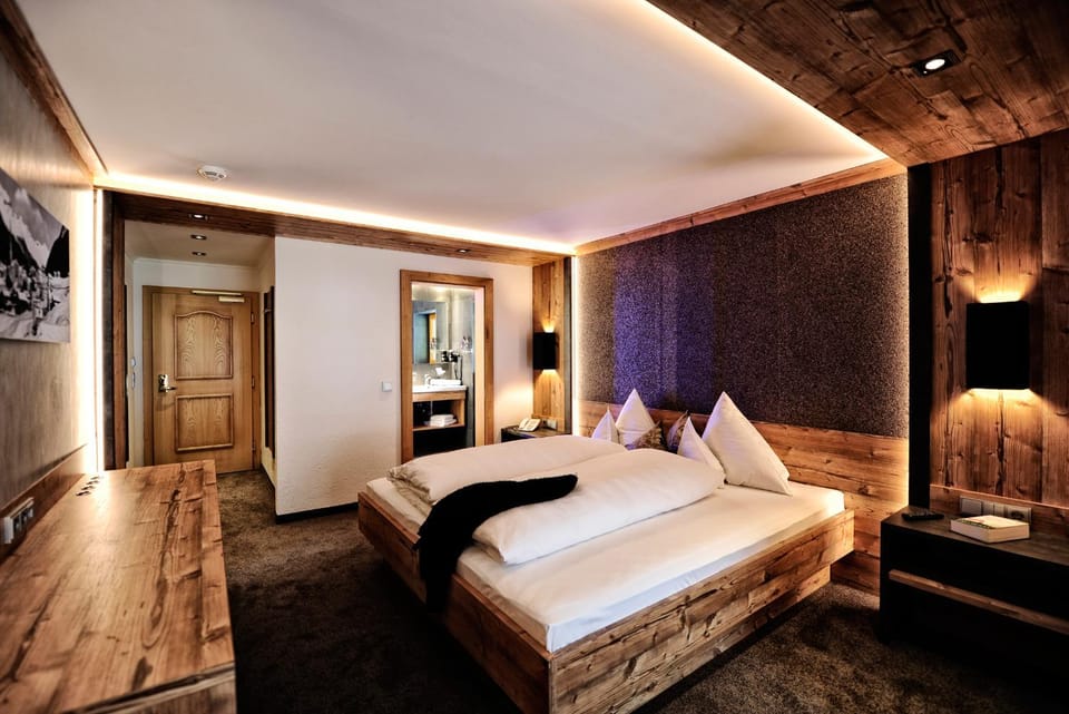 Toilet, Bathroom, TV and multimedia, Seating area, Bedroom