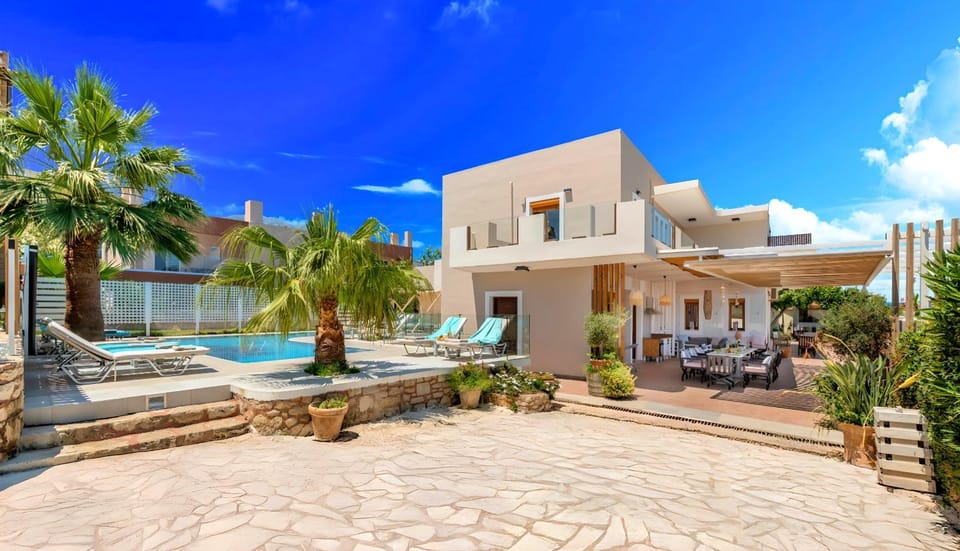 Property building, Patio, Day, Natural landscape, Garden, Garden view, Pool view, Swimming pool, sunbed