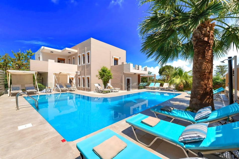 Property building, Patio, Day, Pool view, Swimming pool, sunbed