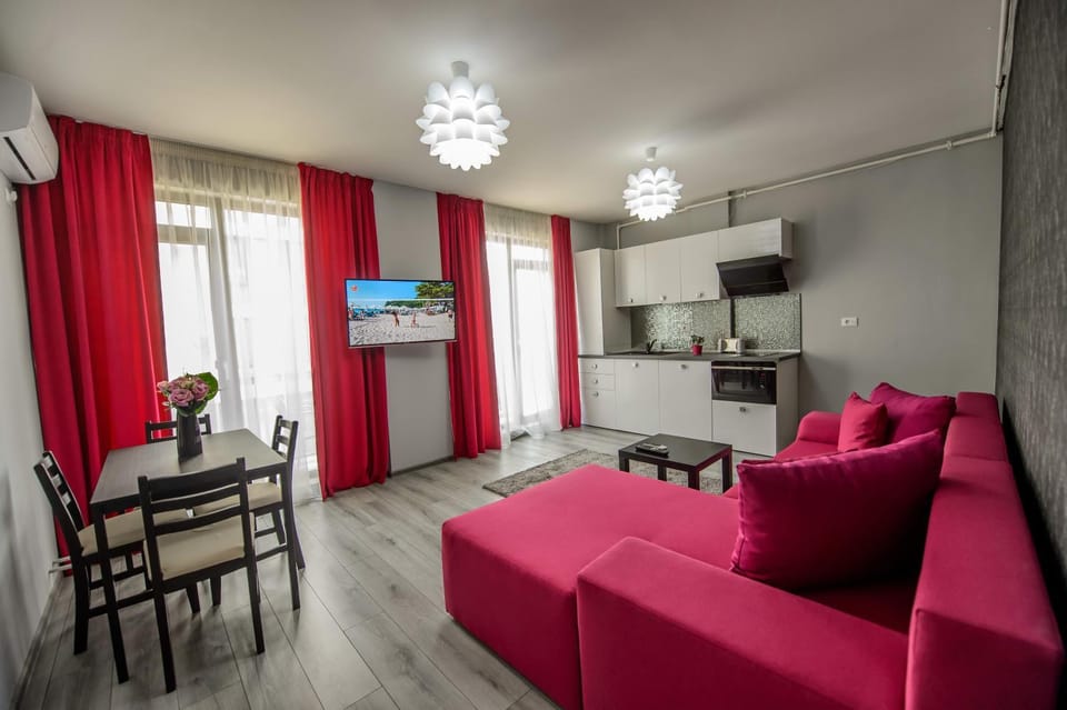 Day, Summer, Kitchen or kitchenette, Living room, Dining area, On site