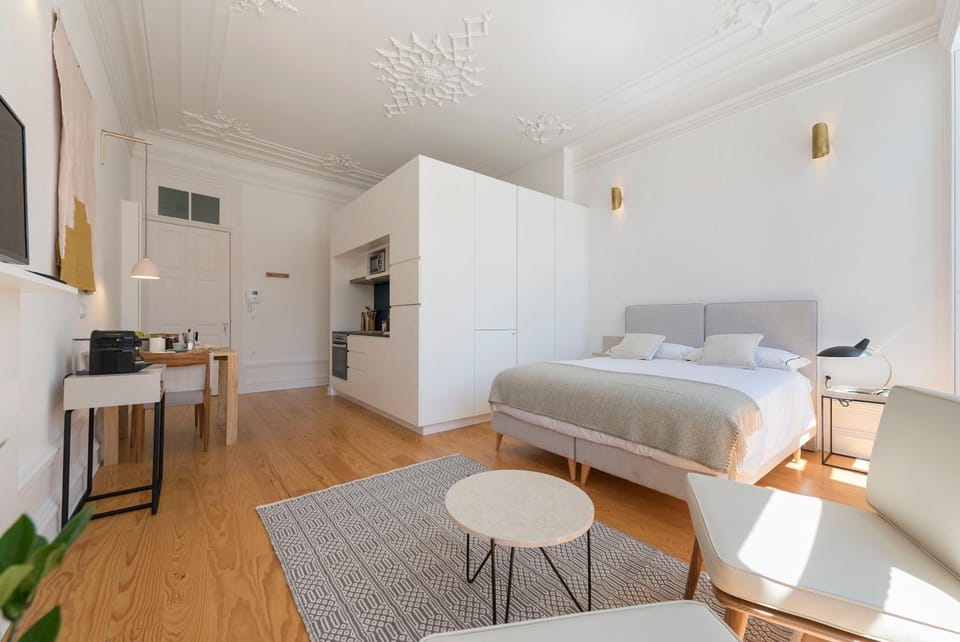 Bed, TV and multimedia, Kitchen or kitchenette, Photo of the whole room, Seating area, Dining area, Bedroom, wardrobe