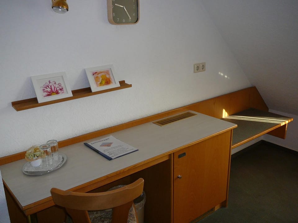 Photo of the whole room, Decorative detail, Seating area