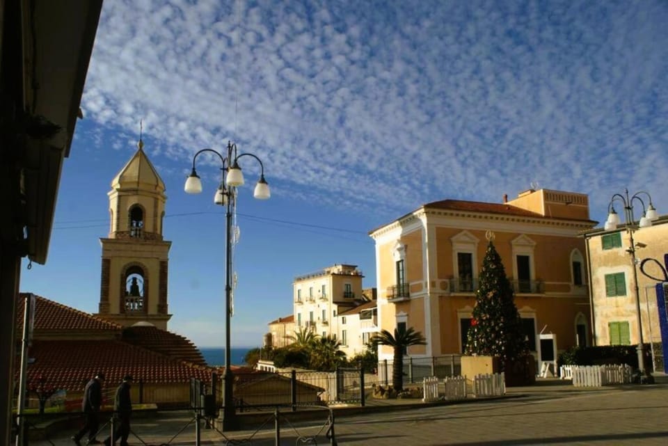 Nearby landmark, Day, Landmark view, Location
