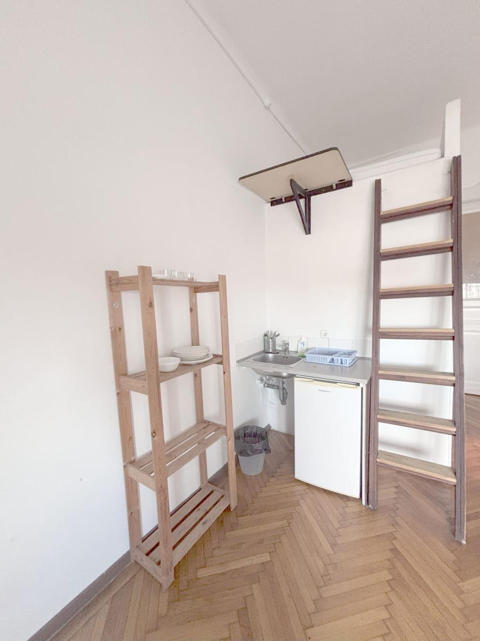Kitchen or kitchenette, bunk bed