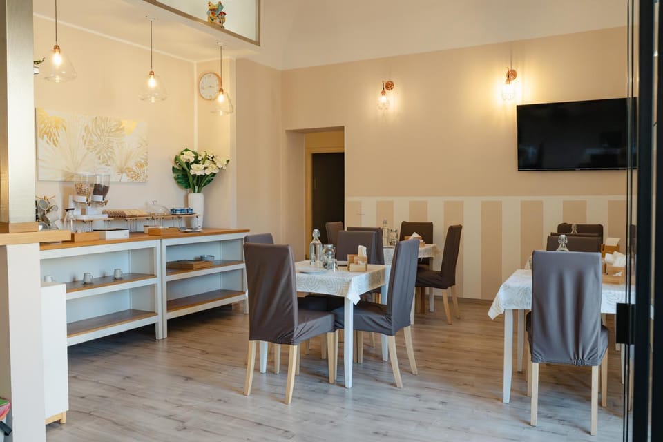 TV and multimedia, Living room, Food and drinks, Seating area