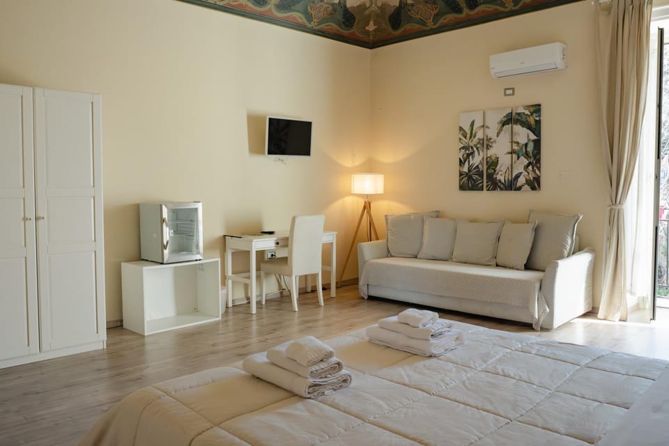 Bed, TV and multimedia, Photo of the whole room, Seating area, Bedroom, towels, wardrobe, air conditioner