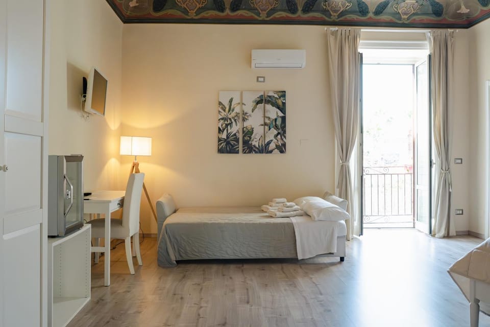 Bed, Living room, Photo of the whole room, Seating area, Bedroom, internet, towels, air conditioner