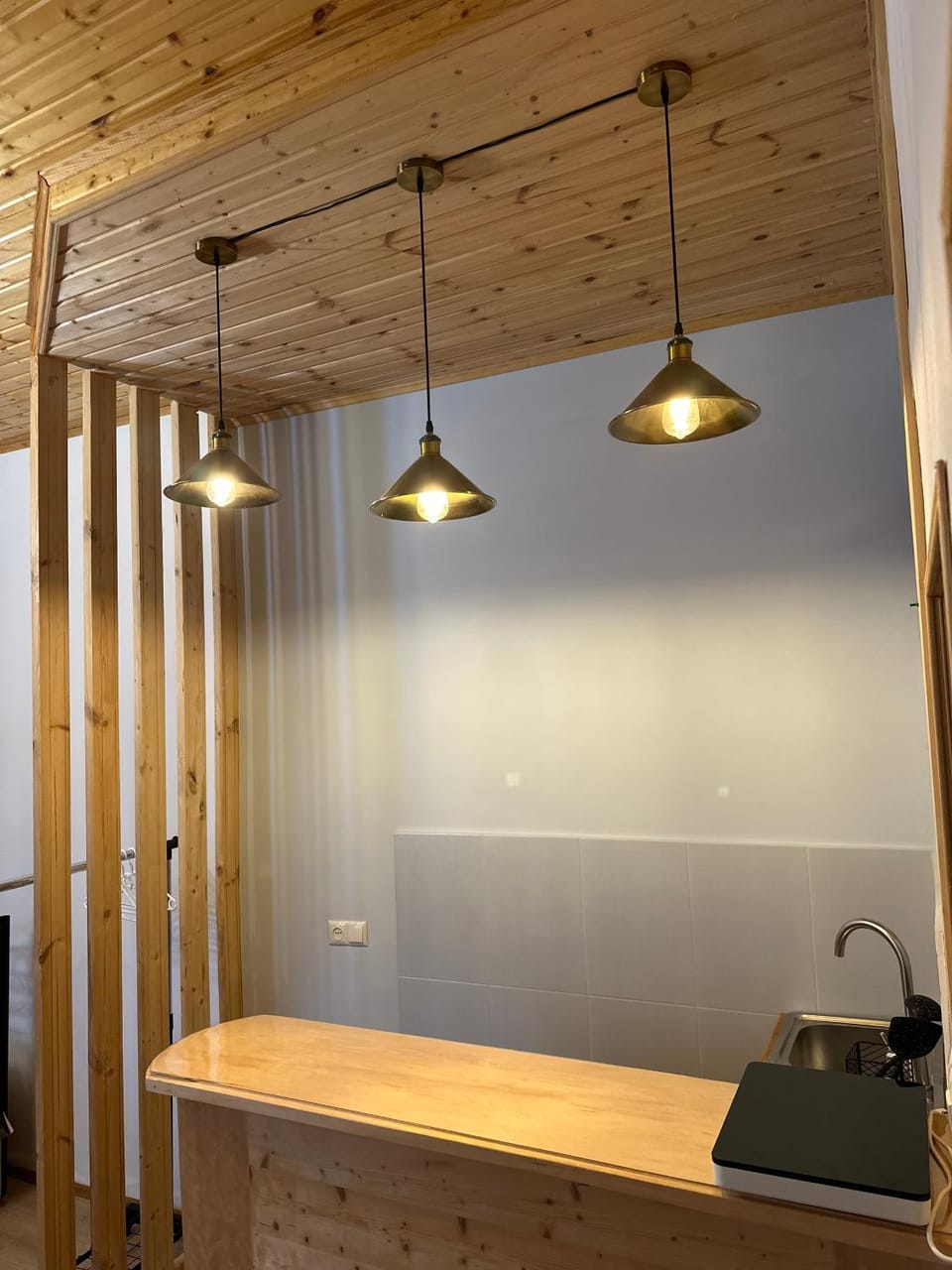 Kitchen or kitchenette, minibar