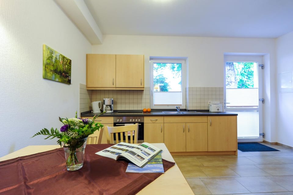 Kitchen or kitchenette, Food and drinks, Dining area, Continental breakfast