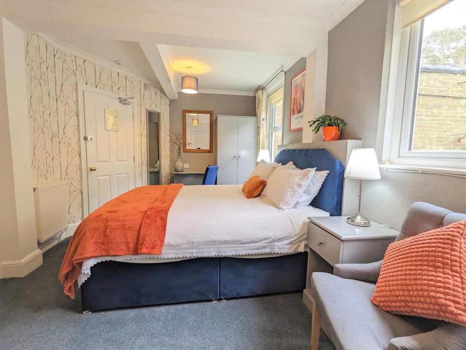 Photo of the whole room, Bedroom, wardrobe