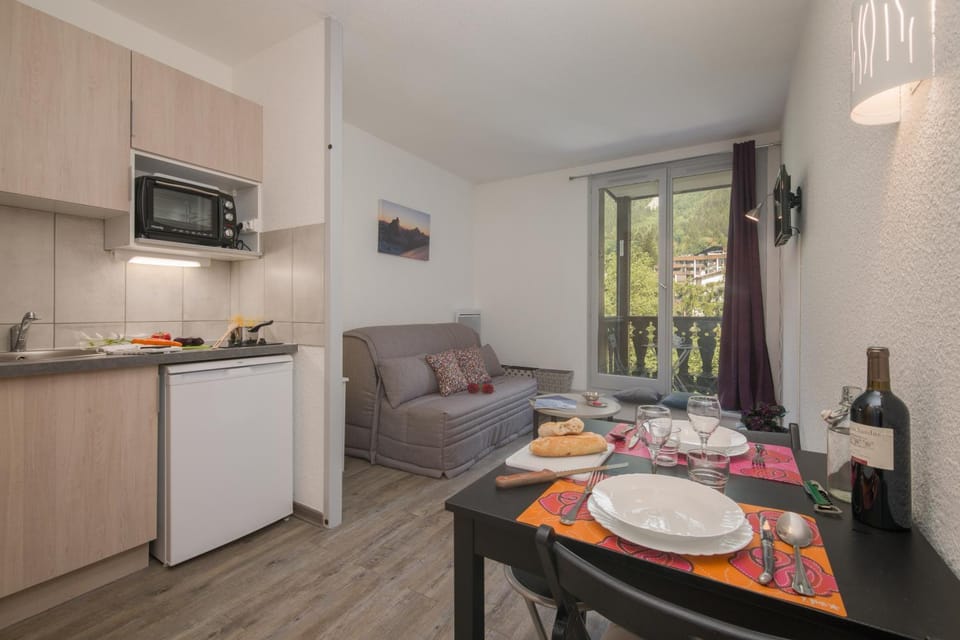 Kitchen or kitchenette, Living room, Dining area