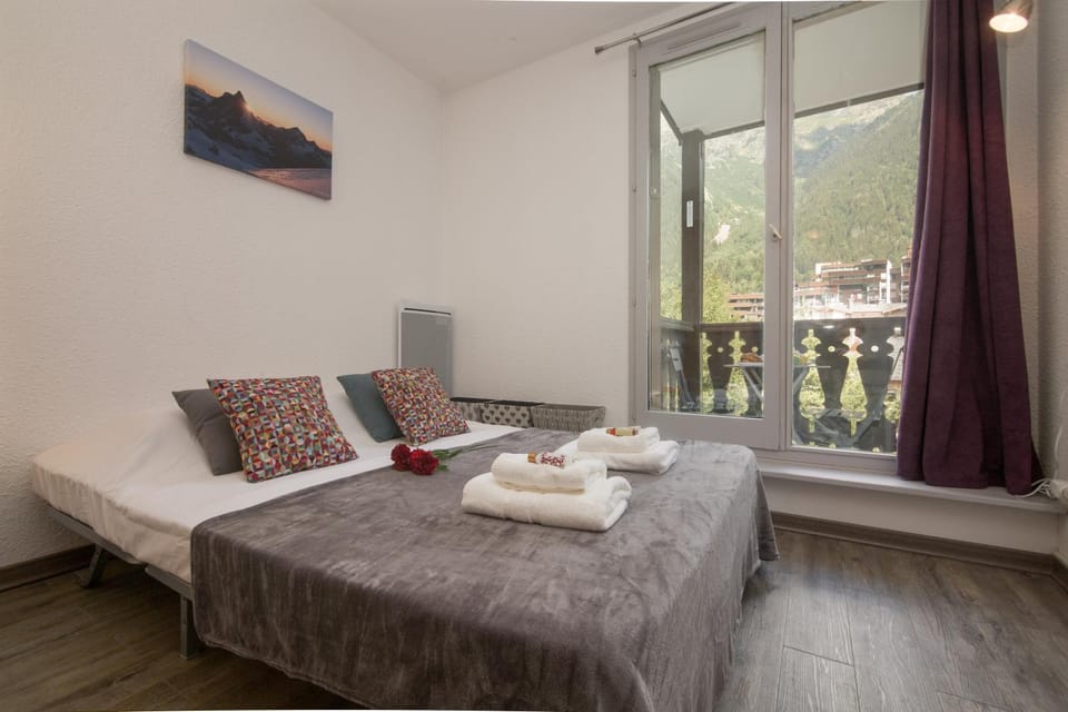 Bed, Living room