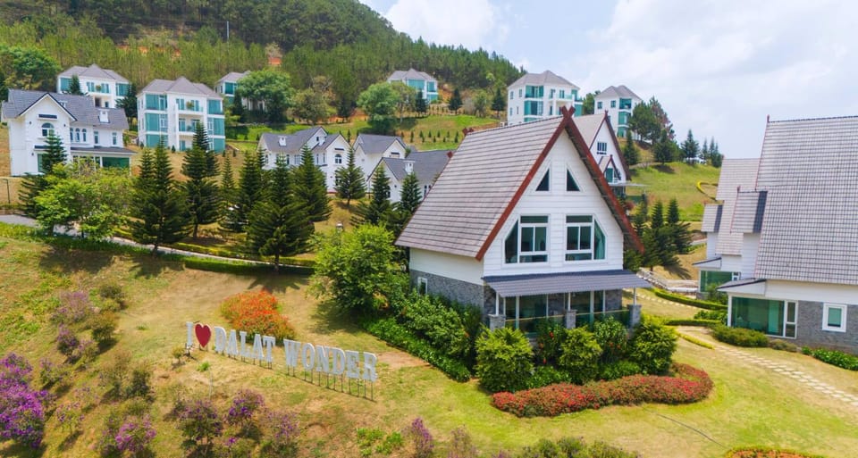 Property building, Neighbourhood, Natural landscape, Garden, Mountain view