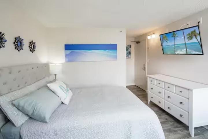 Hawaiian Monarch Upgraded Modern Studio Apartment in McCully-Moiliili