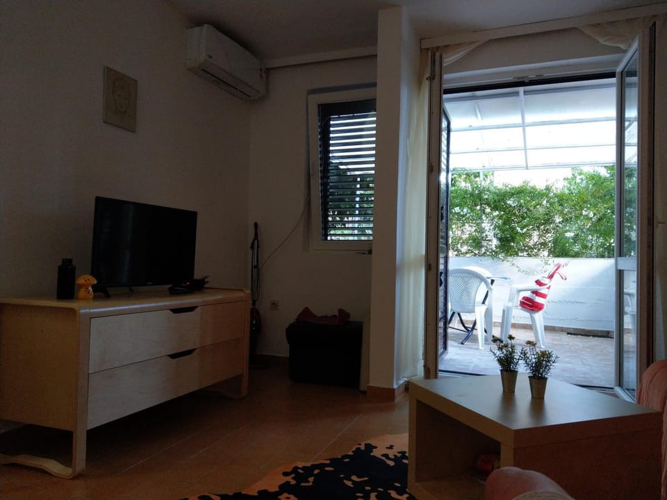 TV and multimedia, Living room, Seating area, air conditioner
