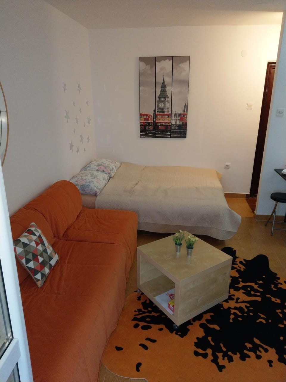 Bed, Living room