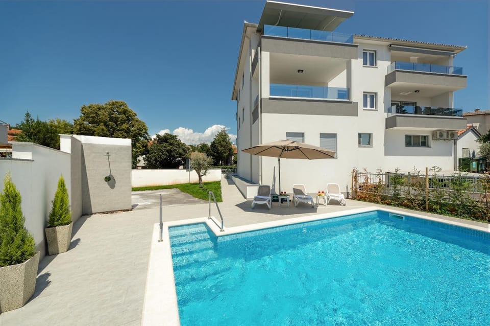 Swimming pool, Swimming pool