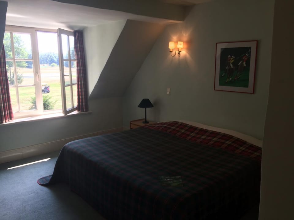 Bed, Bedroom, Garden view
