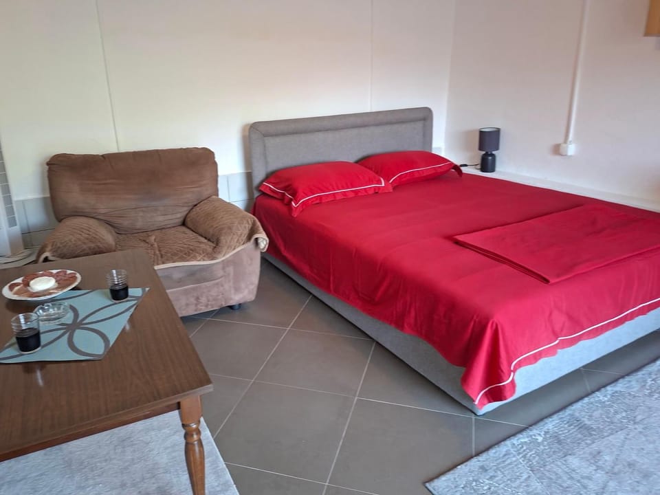 Bed, Photo of the whole room, Seating area, Bedroom