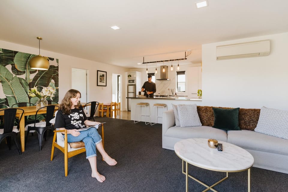 People, Kitchen or kitchenette, Living room, Seating area, Dining area, air conditioner