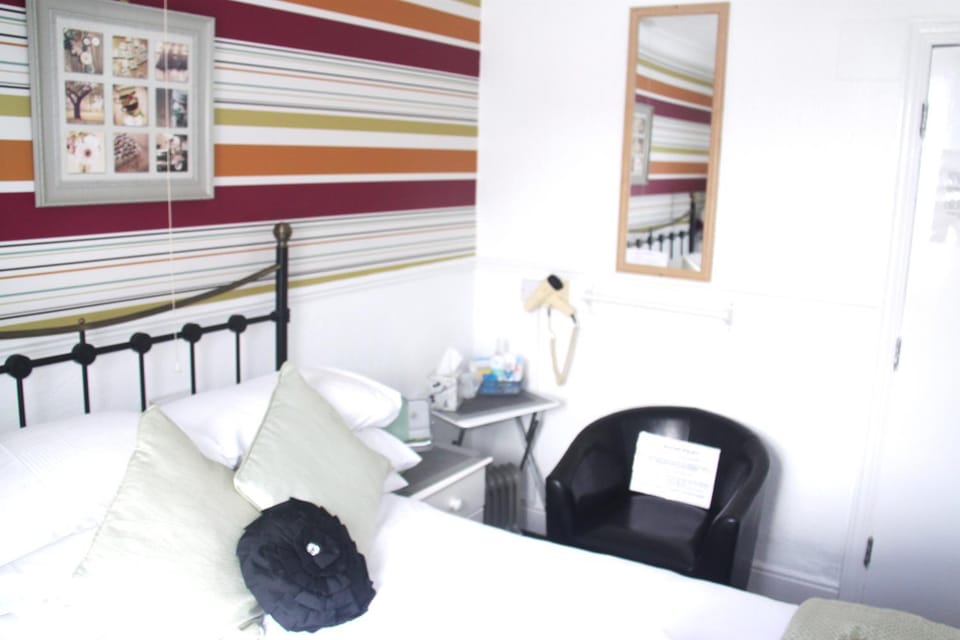 Shower, Bed, Coffee/tea facilities, Bedroom, towels