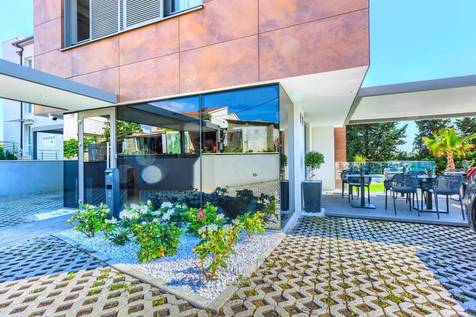 Property building, Neighbourhood, Internal: Not applicable to any particular room