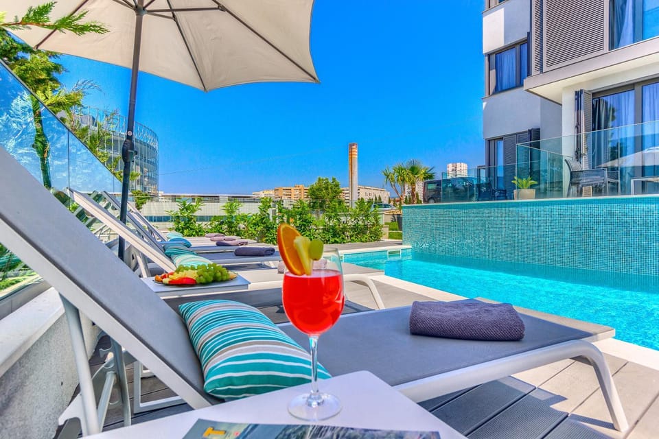 Swimming pool, Drinks, Alcoholic drinks