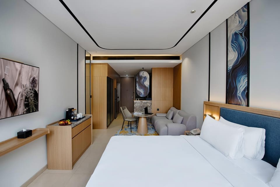 Bed, Photo of the whole room, Seating area, Bedroom