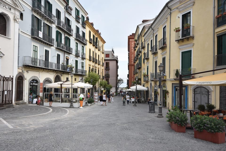 Neighbourhood, Street view