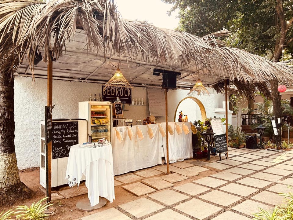 Restaurant/places to eat, Lounge or bar