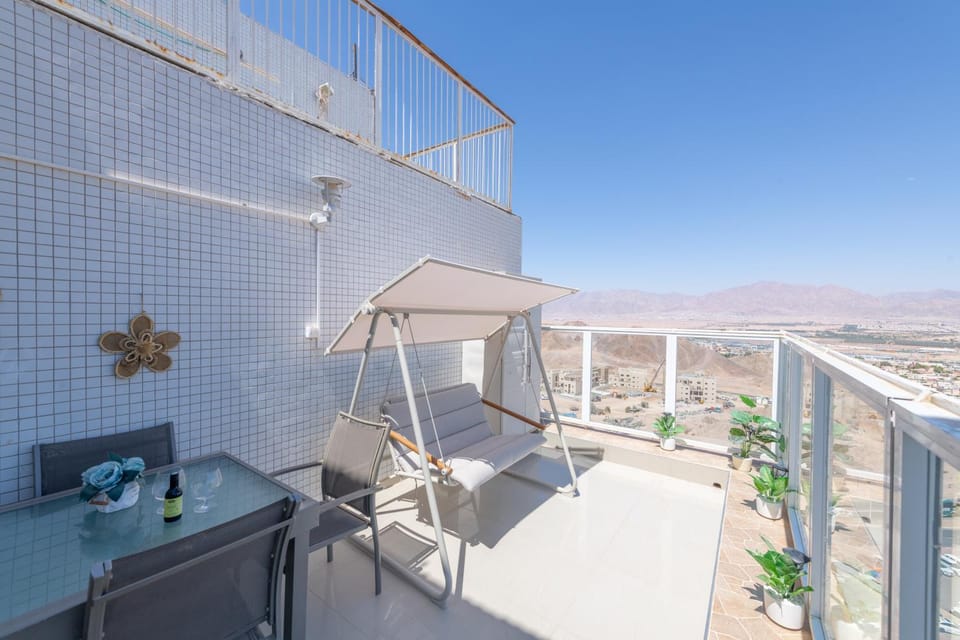 Amazing View, Relaxing Balcony & Pool Apartment in Eilat