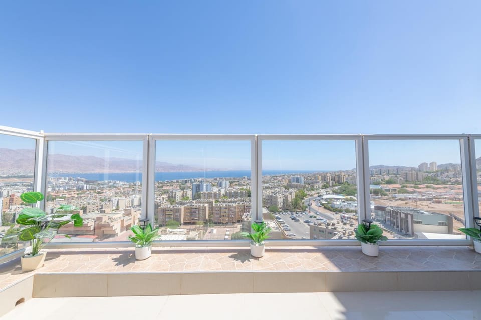 Amazing View, Relaxing Balcony & Pool Apartment in Eilat