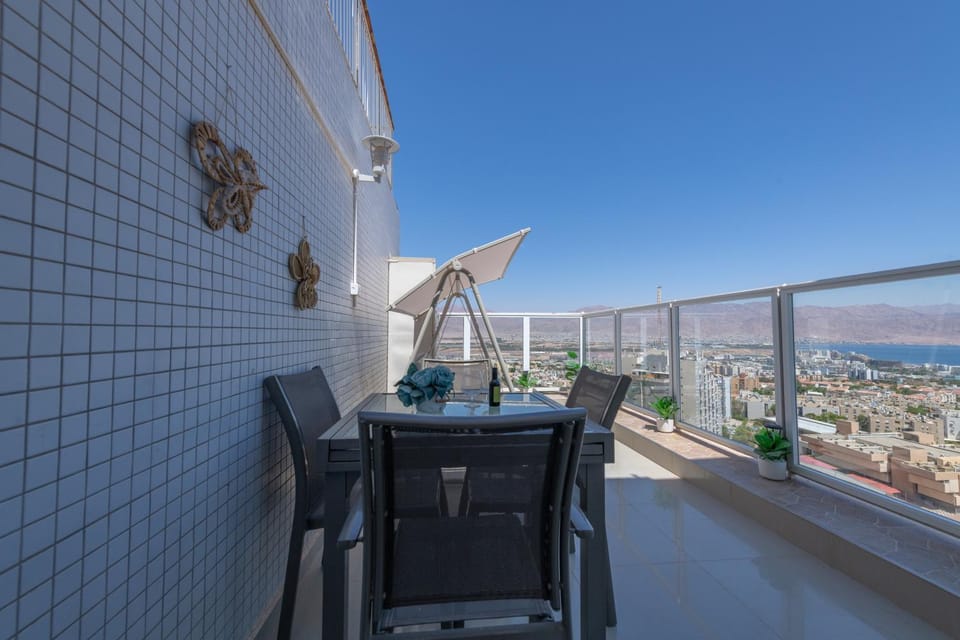 Amazing View, Relaxing Balcony & Pool Apartment in Eilat