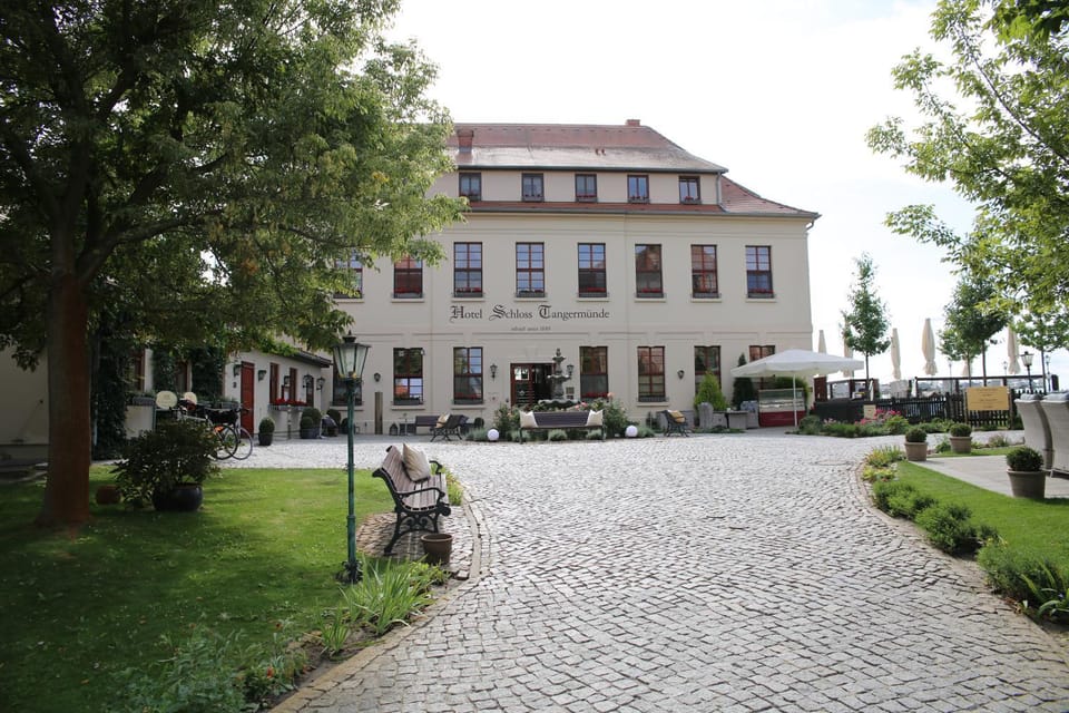 Property building, Facade/entrance, Garden