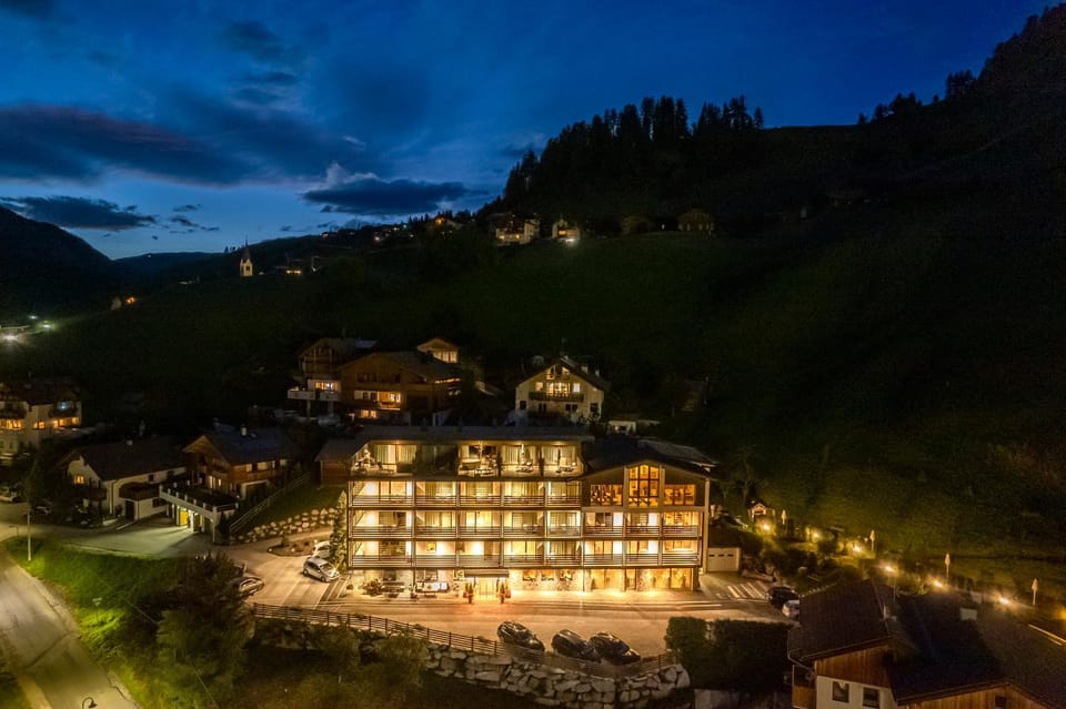 Property building, Night, Mountain view, Mountain view, Sunset