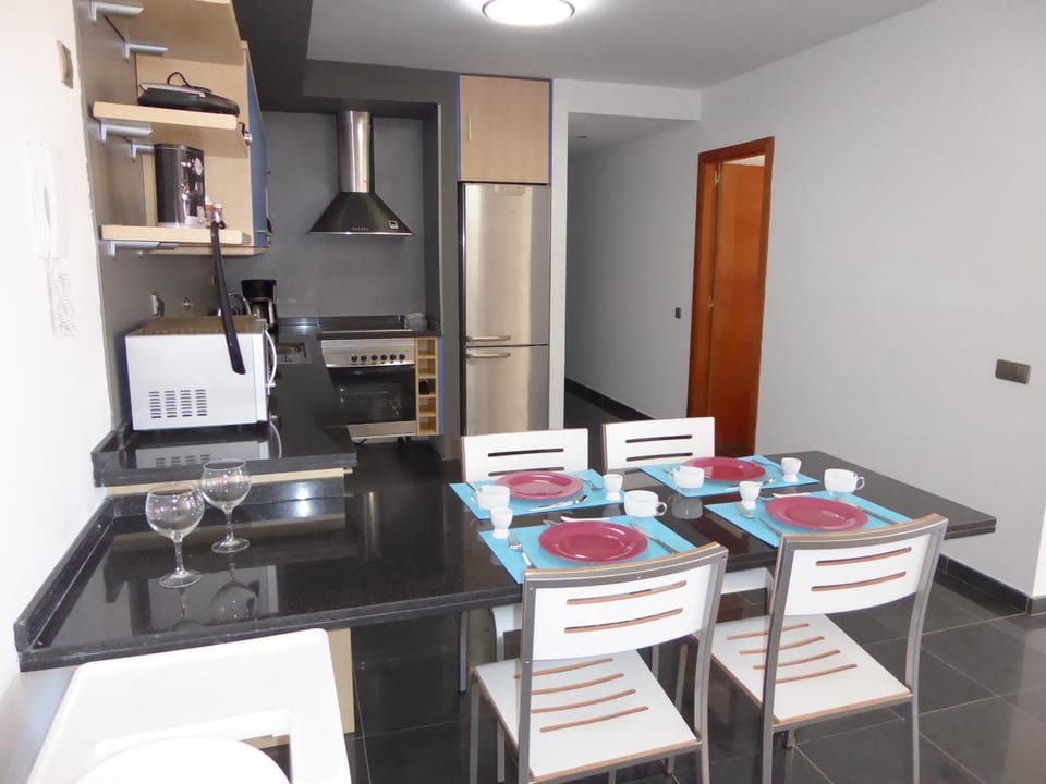 Kitchen or kitchenette, Dining area