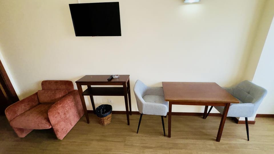 TV and multimedia, Seating area, Bedroom