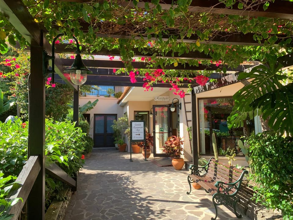 Property building, Spring, Day, Garden, Garden view