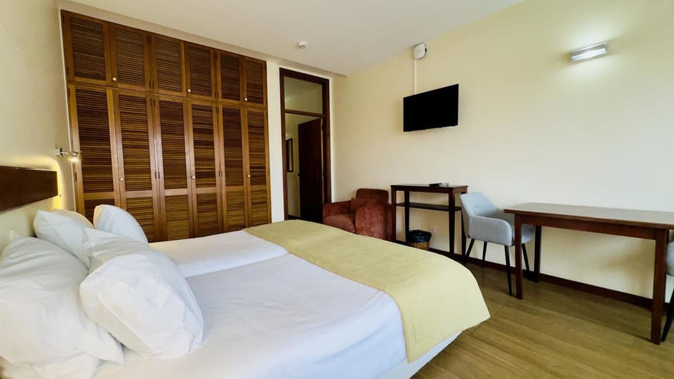 Communal lounge/ TV room, Bed, TV and multimedia, Bedroom