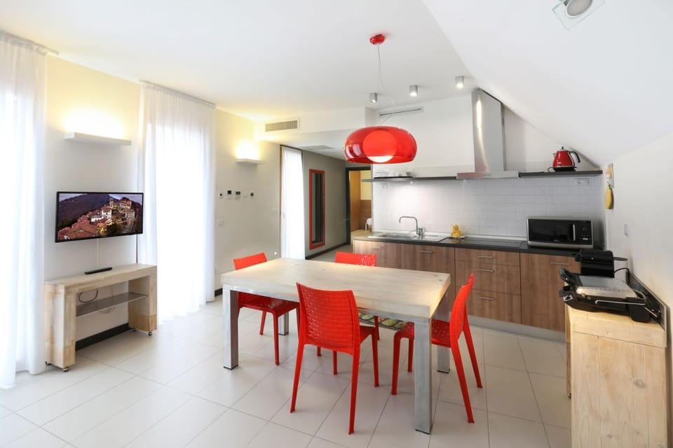 Kitchen or kitchenette, Seating area, Dining area