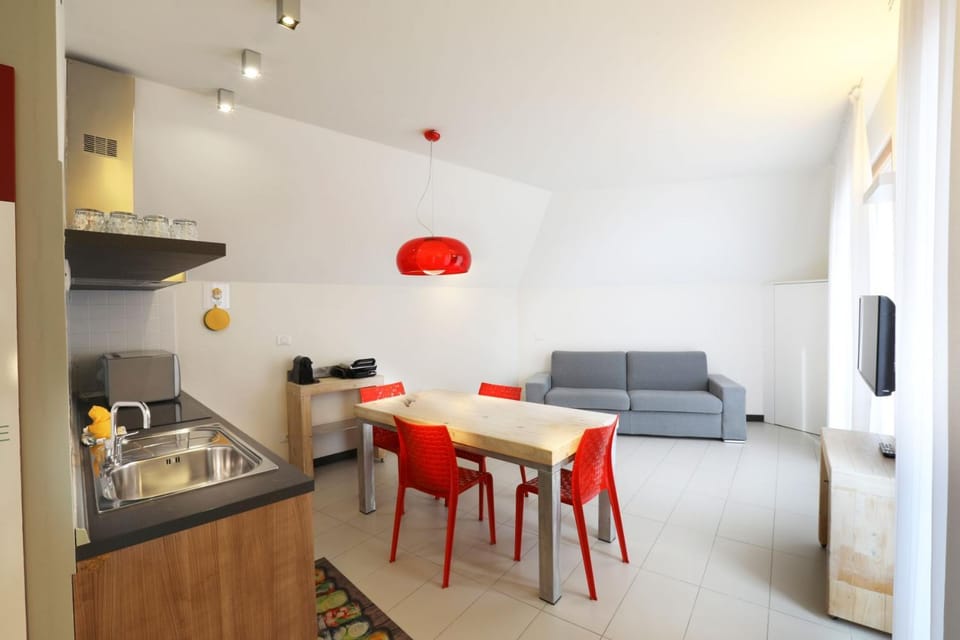 Kitchen or kitchenette, Seating area, Dining area
