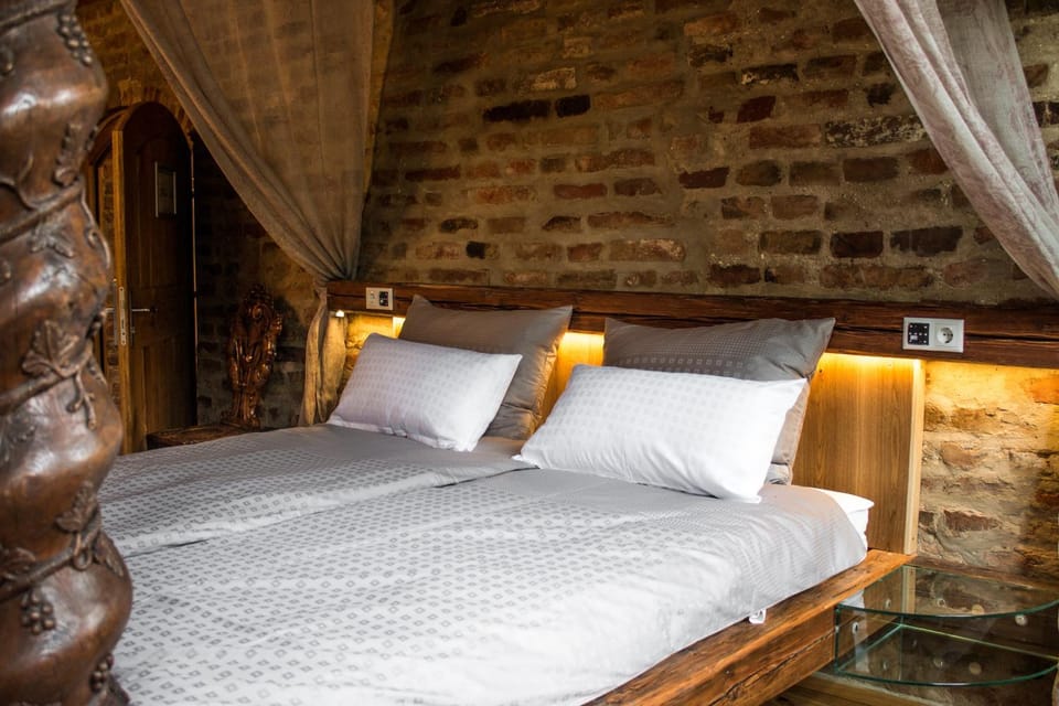 Property building, Restaurant/places to eat, Bed, Photo of the whole room, Bedroom, Breakfast