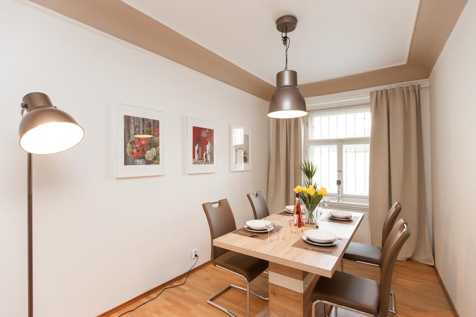 Day, Dining area
