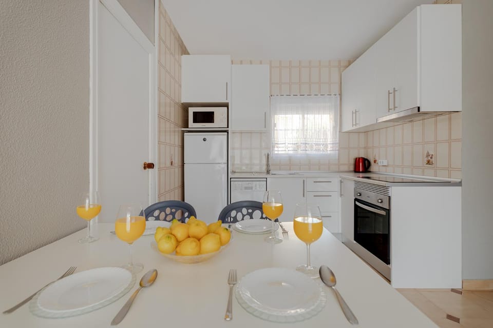 Kitchen or kitchenette, Dining area, dishwasher, minibar, pet friendly, stove, toaster