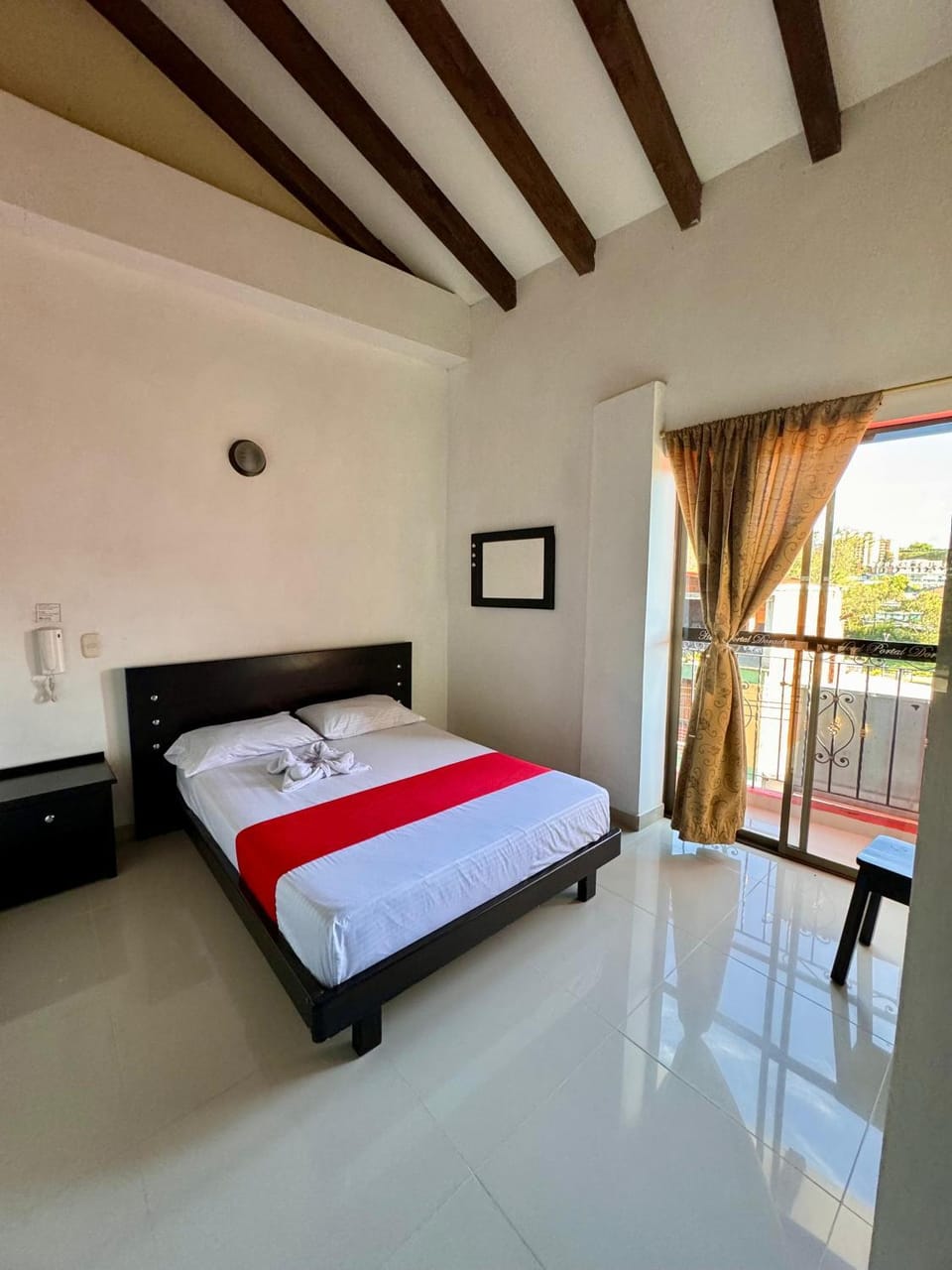 Bed, Photo of the whole room, towels
