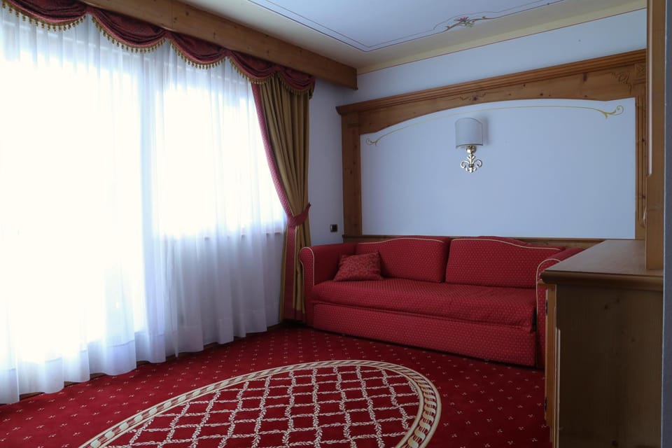 Shower, Bed, Bathroom, Balcony/Terrace, Living room, Seating area, Bedroom, Family